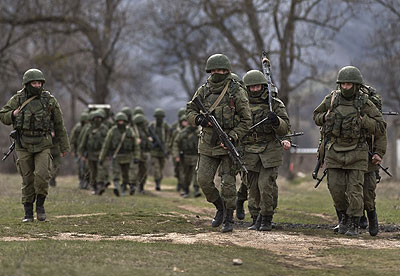 Russian soldiers walk toward their trucks outside of Ukrainian military base in the village of Perevalne, outside of Simferopol, Ukraine. Net photo.