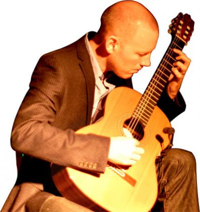 Chris Nicholson performing at the Goethe Institut. Photos by Lydia Holter.