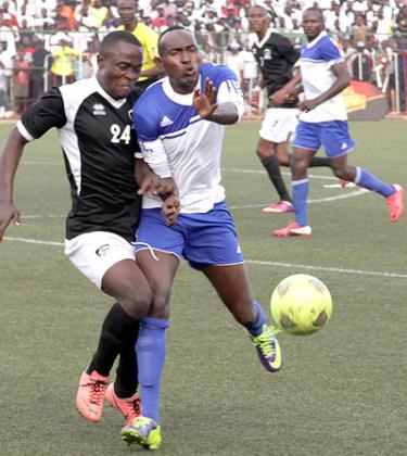 Rayon defender Karim Nizigiyimana (R) challenges Michel Ndahinduka for the ball in yesterdayu2019s derby crunch at Kigali Regional Stadium.  J. Mbanda