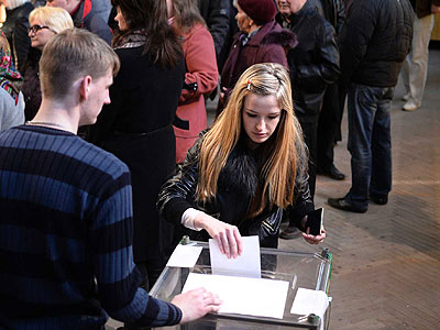 Local residents vote on the Crimean referendum in Simferopol. Voters had two choices: Joining the Russian Federation or u201crestoration of 1992 Crimean Constitution and Crimeau2019s s....
