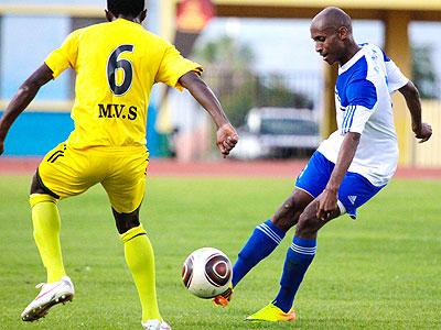 Djamal Mwiseneza, seen here taking on Mukurau2019s defender, will be among Luc Eymaelu2019s players against Etincelles today. (Timothy Kisambira)