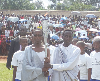 The Kwibuka Flame arrives in Ndera, Gasabo District on Thursday afternoon. (Jean-Pierre Bucyensenge)