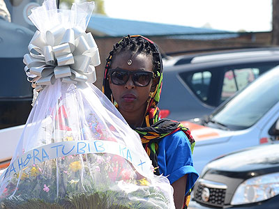 Diana Teta carries a wreath. (Plaisir Muzogeye)