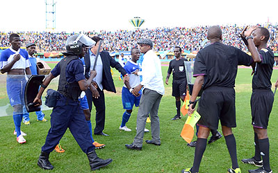 Police come restrains angry Rayon sports coach Luc Eymael and players Robert Ndatimana and Cedric Amissi after the Sunday game. S. Ngendahimana.