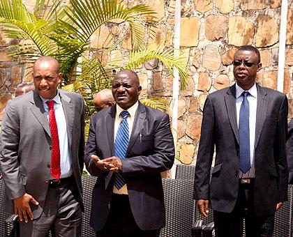 Rwandan defence minister James Kabarebe, (R) Uganda Chief of Defence Forces, Gen. Edward Katumba Wamala and his Rwandan counterpart Gen. Patrick Nyamvumba (L) during the security m....