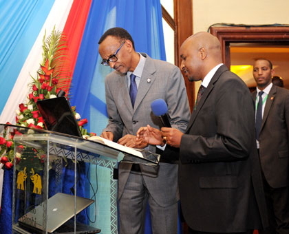 President Kagame logs in to the Kenya National Electronic Window System (Kenya TradeNet) during 5th Northern Corridor Integration Projects Summit in Nairobi yesterday. Village Urugwiro. 