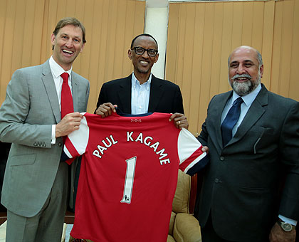 President Kagame receiving an Arsenal jersey from Tony Adams (L) as Airtel MD, Teddy Bhullar, looks on. (Village Urugwiro)