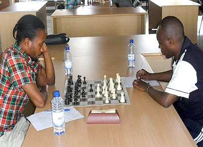 Eugene Kagabo (L) seen playing against Theotime Rutaremara (R) in the first round. P. Kabeera