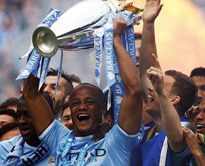 Vincent Kompany lifts the Barclays Premier League trophy. (Internet photo)