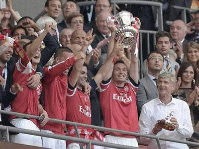 Arsenal's Thomas Vermaelen lifts the trophy as he celebrates with team mates after winning their FA Cup final against Hull. (Internet photo)
