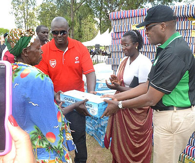 King Faisal Hospital director-general Dr emile Rwamasirabo, delivers donations  to the beneficiaries in Huye. Richard Mugarura. 