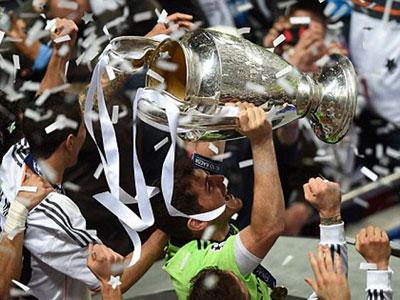 Crowning glory: Real Madrid's goalkeeper Iker Casillas celebrates their victory by lifting the Champions League trophy. (Internet photo)