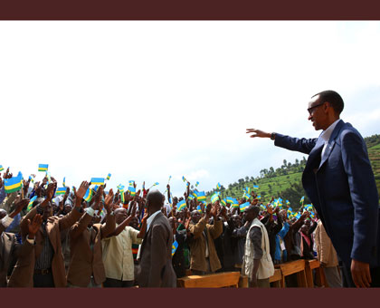 President Kagame arrives at Rambura Primary School to meet with residents of Nyabihu District yesterday. Village Urugwiro.
