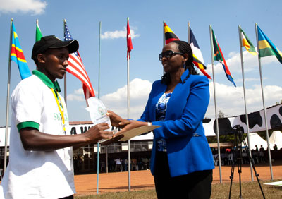 Agriculture minister Dr Agnes Kalibata, gives an award to Nteziryimana Vedasten from SORWATHE,at the just concluded agricultural show.T.Kisambira.  