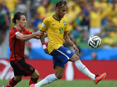 Home favourite Neymar keeps the ball in the air despite the attentions of Andres Guardado. (Internet photo)