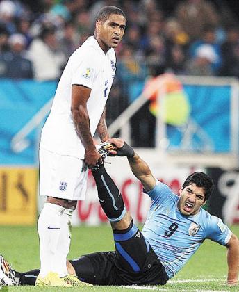 Glen Johnson helps out Suarez after the Uruguay forward goes down with cramp. Net Photo