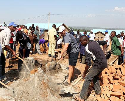 Foreigners join locals in Umuganda to build a home for Rwandans evicted from Tanzania. (File)