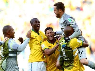 Julio Cesar celebrates with team mates after beating Chile on penalties. (Internet photo)