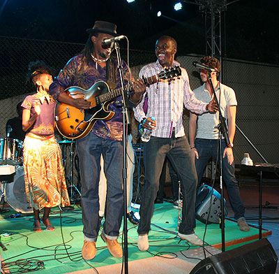 Mighty Popo on stage with Jules Sentore and Diana Teta (Background)