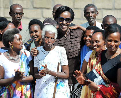 The First Lady interacts with beneficiaries of new homes in Mageragere Sector. Courtesy.