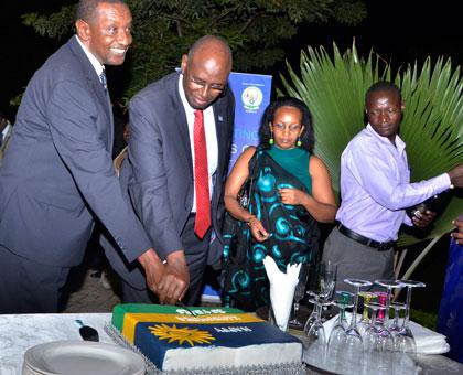 Mugambage (L) and Rwamirama cut a cake to celebrate Rwandau2019s liberation. (Gashegu Muramira)