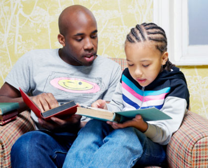 Parents should spare some time to help their children with reading and writing. (Internet photo)