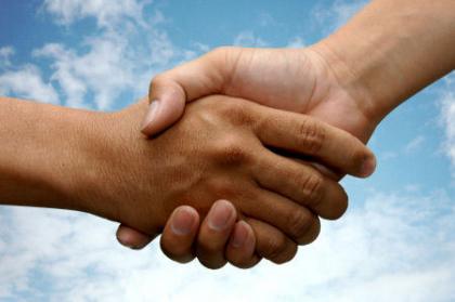 Shaking hands, according to research carried out recently, can lead to bacterial infections. (Internet photo)