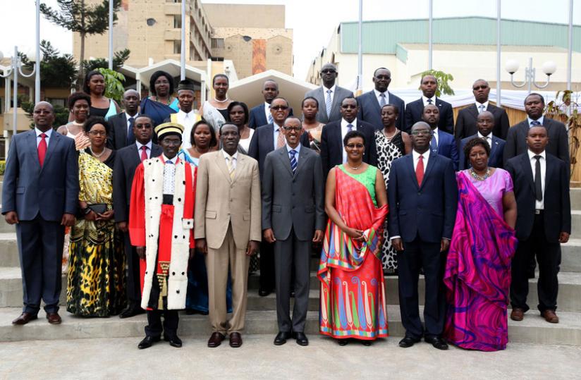 President Kagame in a group photo after the swearing in of Prime Minister and new cabinet members. (Village Urugwiro)