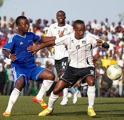 Jean Claude Iranzi, seen here shielding a ball against Robert Ndatimana of Rayon Sports in a past match, will be hoping to inspire APR to victory over Atletico this afternoon. T. Kisambira