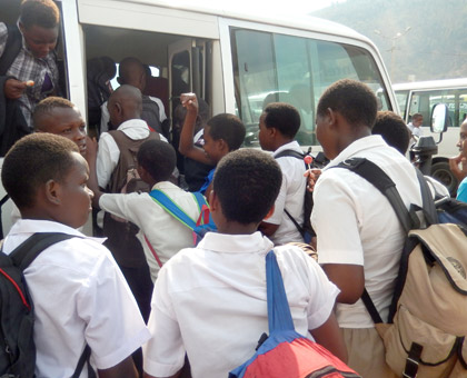 Students struggle to board a vehicle after several hours of waiting. (Solomon Asaba)