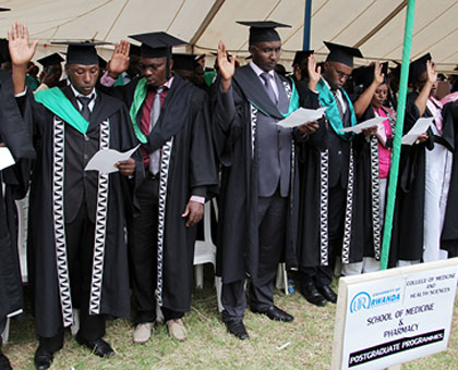 Medical graduates take oath during the inaugural graduation of University of Rwanda yesterday. (John Mbanda)