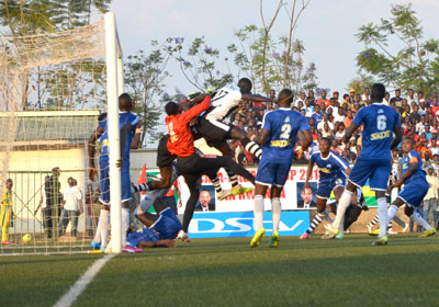Elve Rugwiro heads home APR 's second goal (Sam Ngendahimana)
