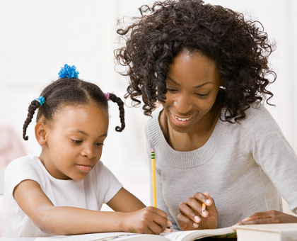 A parent helps her daughter with homework. Experts encourage parents to guide their children but avoid doing homework for them. (Internet photo)