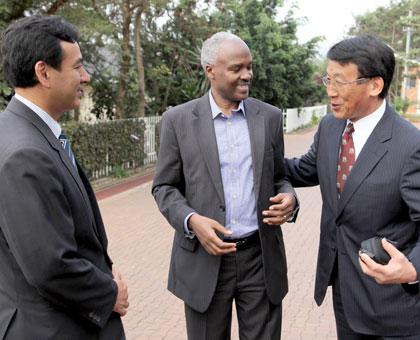 Ambassador Charles Muligande (C) chats with Japanese legislators, Asahiko Mihara (R) and Dr. Daishiro Yamagiwa during their visit to Kigali Genocide Memorial yesterday. (John Mbanda)