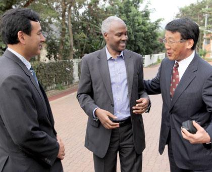 Ambassador Charles Muligande (C) chats with Japanese legislators, Asahiko Mihara (R) and Dr. Daishiro Yamagiwa during their visit to Kigali Genocide Memorial yesterday. (John Mbanda)