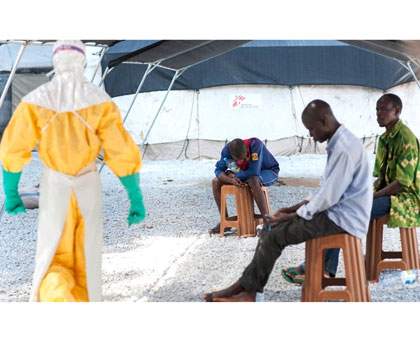 A health official visits to check on suspected Ebola patients in Liberia. Net photo.