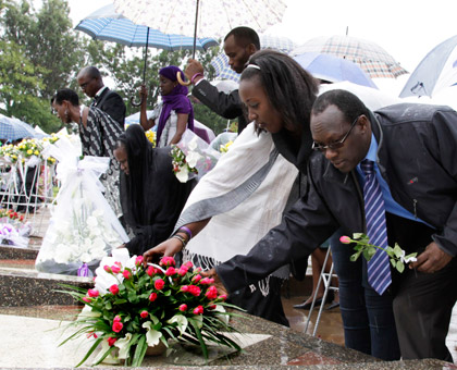 Mourners lay wreaths in respect of the 1994 Genocide victims at Rebero Memorial. (File)