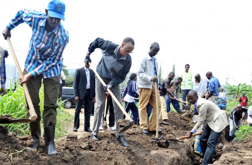 President Kagame digs a trench in Cyeru during Umuganda. (Timothy Kisambira)