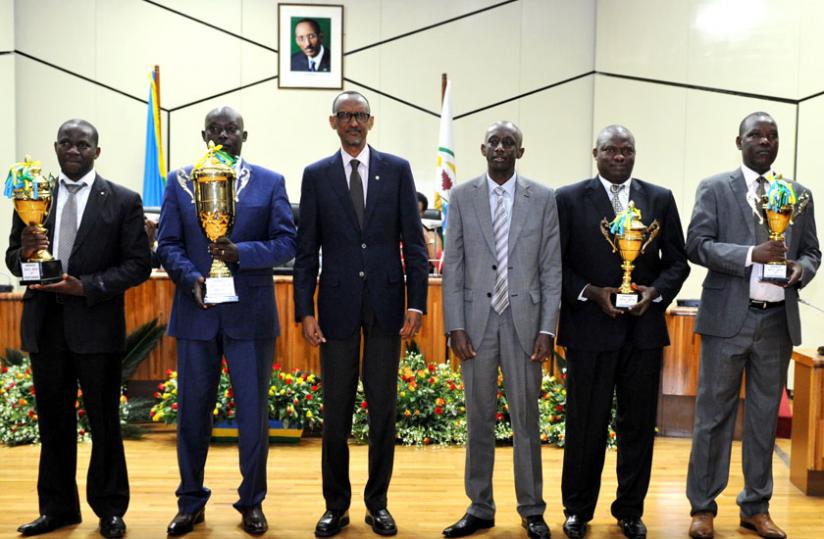 President Paul Kagame poses with Local Government minister Francis Kaboneka (3rd right) and the mayors of Kicukiro, Ngoma, Huye and Ngororero districts, which topped the 2013/2014 Imihigo performance ranking, at Parliamentary Buildings, Kimihurura, yesterday. (Village Urugwiro)