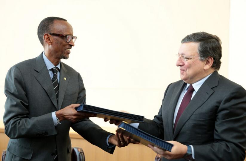 President Kagame and President Barroso of the EU Commission sign sustainable energy agreement in New York yesterday. (Village Urugwiro)