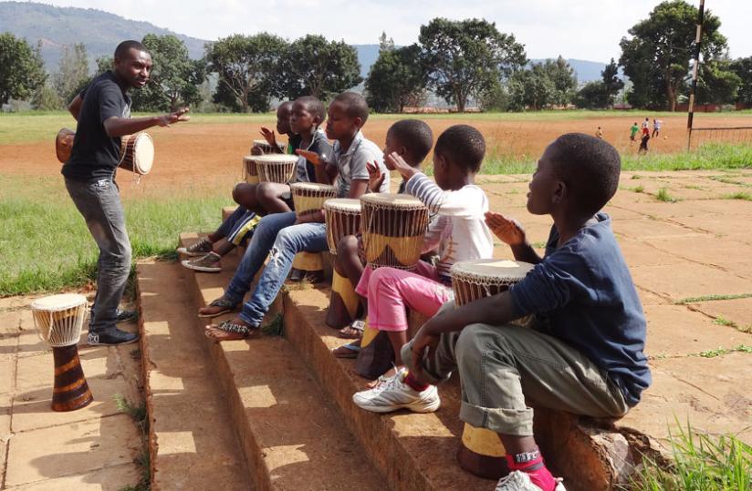 Kenyan doctor-turned-artist shares his drumming skills with youngsters. (Stephen Kalimba)