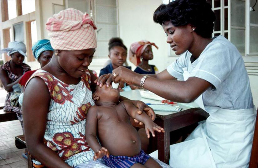 A child is immunised at a health centre. (Net photo)