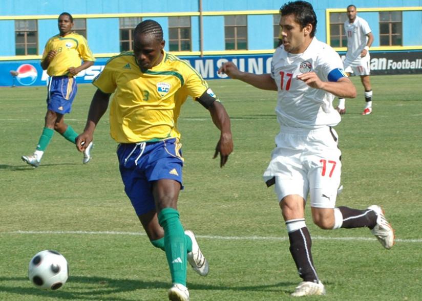 Hamada Katauti Ndikumana playing for Amavubi in an Afcon Qualifier a few years ago. The defender has lashed out at Ferwafa for saying that he is a foreigner. (File Photo)