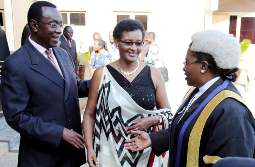 Zziwa (R) chats with Senate president Bernard Makuza (L) and Mukabalisa at Parliament Buildings yesterday. (John Mbanda)