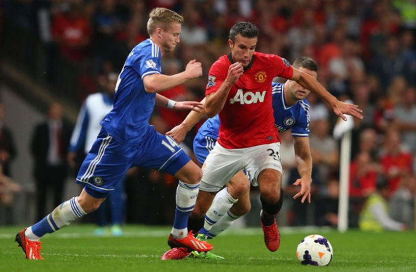 Chelseau00e2u20acu2122s Andre Shurrle (L), seen here closing down Robin Van Persie in a league encouter last season, could play as a striker on Sunday.(Net photo)