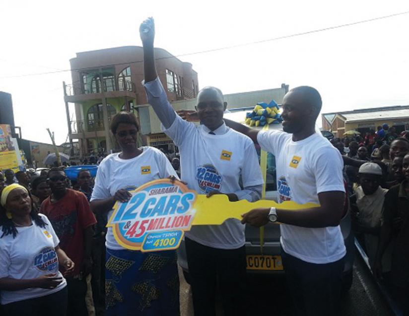 Ngirumpatse receives a dummy car key from the Rubavu deputy mayor Rachel Nyirasafari. He is the second MTN Sharama promo car winner. (Courtesy)