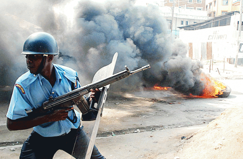 A Kenyan police officer at the scene of riots in Mombasa. (Net photo)