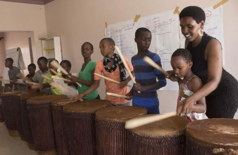 Kaami Arts member and trainer Jacky Umubyeyi with the pupils of Niboye Primary School last Saturday.