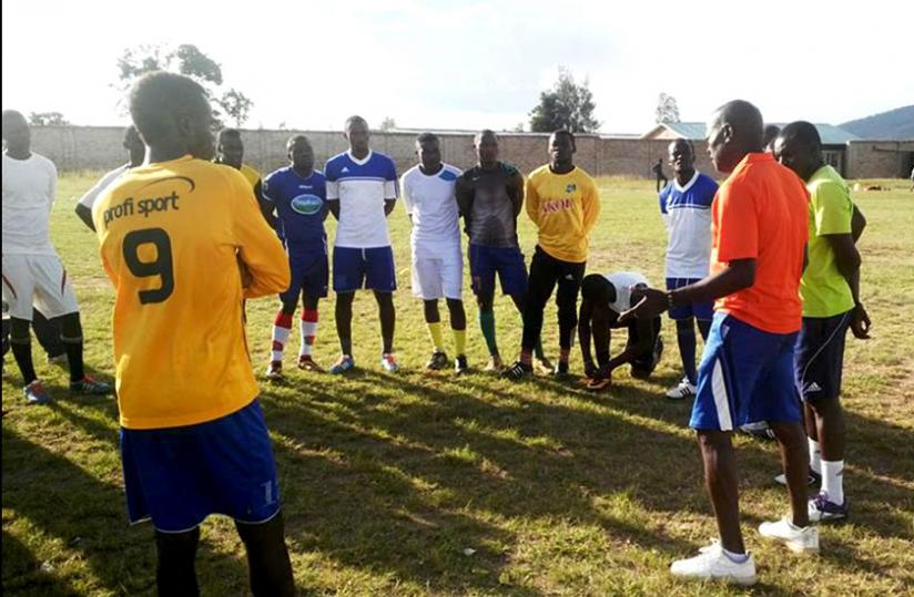 Rayon Sports Coach Andy Magloire Mfutila gives his first team talk on Monday evening after joining the Blues. (Courtesy)