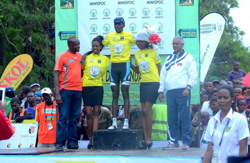 Valens Ndayisenga after being given the yellow jersey by Sports Minister Joseph Habineza (L). P. Kamasa